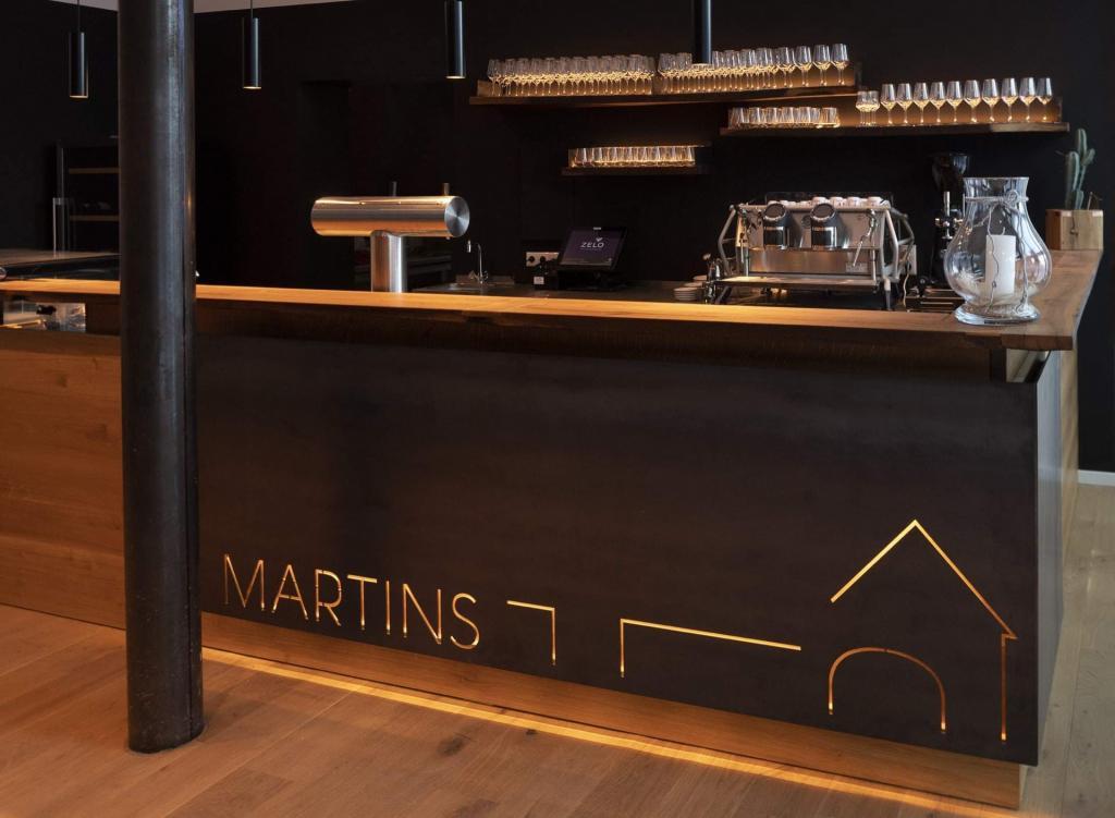 Hotelbar mit Logo im Martins Hotel Mainberg